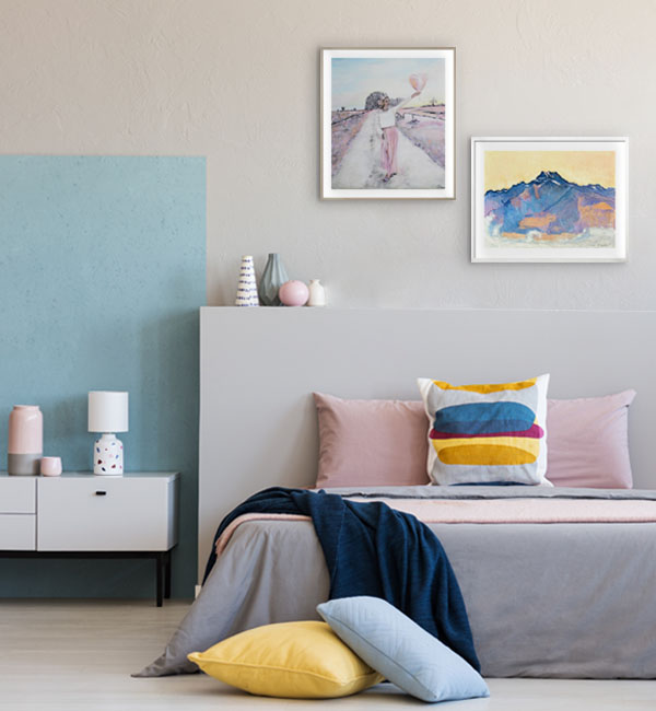 Chambre avec des tableaux aux couleurs pastel 