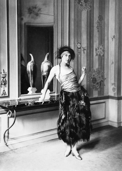 Madame Poiret in a dress by Paul Poiret (1879-1944) 1919 (b/w photo)  à Delphi Studio