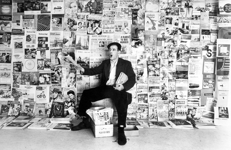 Newspaper salesman, c.1960 à Photographe anglais