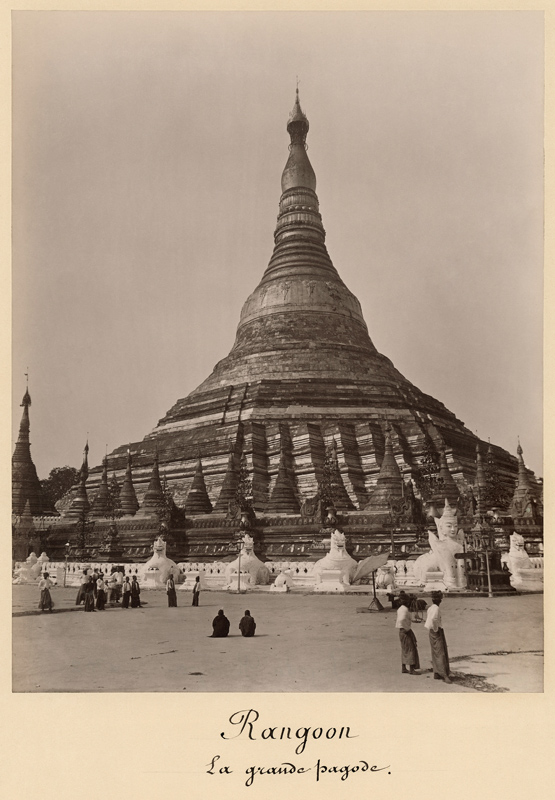 The Shwedagon Pagoda at Rangoon, Burma, c.1860 (albumen print) (b/w photo)  à Photographe anglais