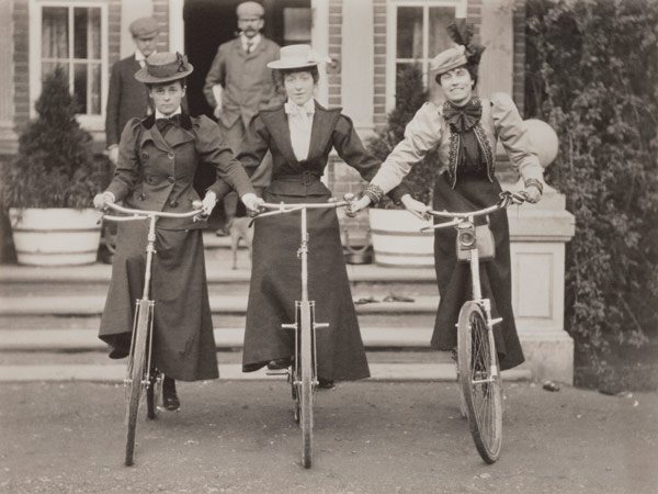 Three women on bicycles, early 1900s (b/w photo)  à Photographe anglais
