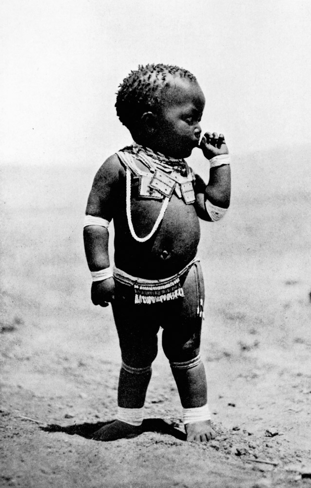 Zulu Girl Sucking First Finger (b/w photo)  à Photographe anglais