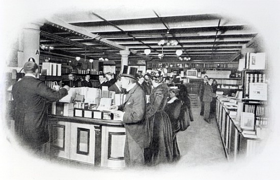 Book Department at an Army and Navy store, c.1900 à Photographe anglais