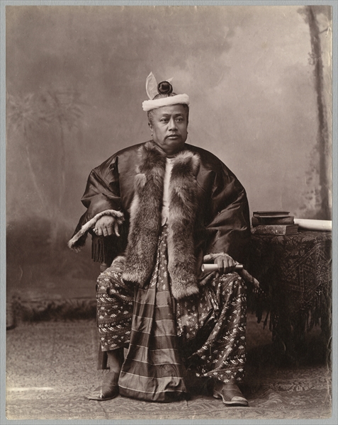 Burmese magistrate, late 19th century (albumen print) (b/w photo)  à Photographe anglais