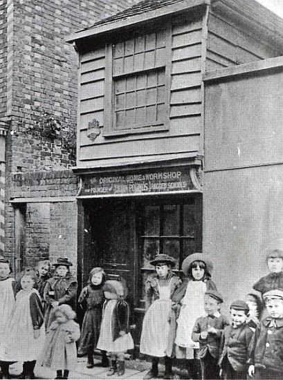 Children outside John Pounds''s workshop, from which he ran the first Ragged school à Photographe anglais