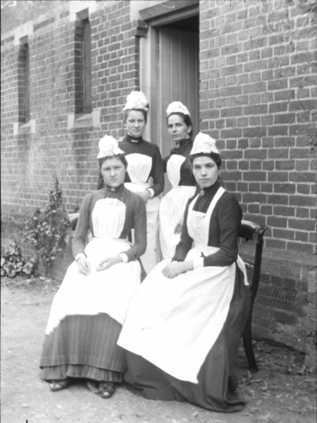 Four domestic maids (b/w photo)  à Photographe anglais