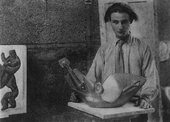 Henri Gaudier-Brzeska with his sculpture ''Bird Swallowing Fish'' in Kettle''s Yard, University of C à Photographe anglais