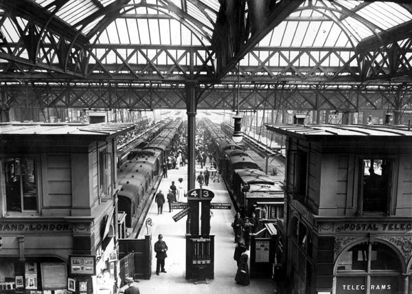 Interior of Charing Cross Station, London, c.1890 (b/w photo)  à Photographe anglais