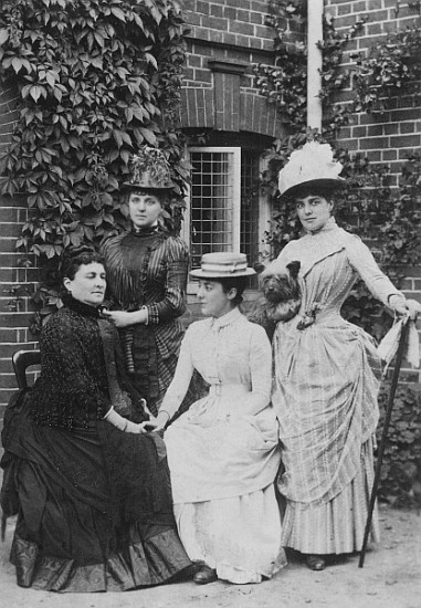 Jennie Jerome, later Lady Randolph Churchill, with her mother and sisters à Photographe anglais
