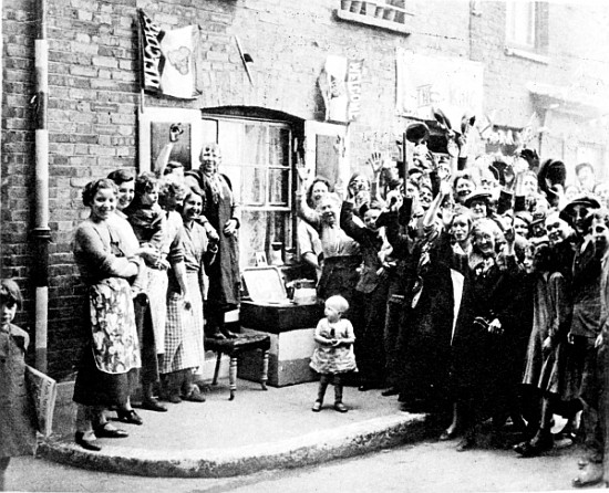 Jubilee Decoration in the East End, May 12th 1935 à Photographe anglais