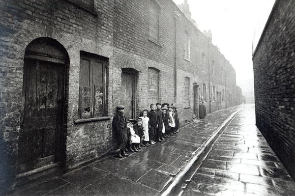 London Slums, c.1900 (b/w photo)  à Photographe anglais