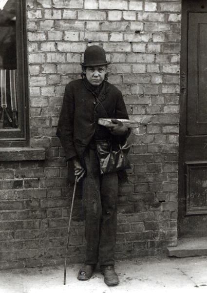 Match-Seller. c.1900 (b/w photo)  à Photographe anglais