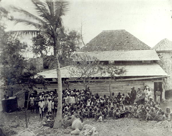 Plantation Workers on arrival from India, mustered at Depot, c.1891 (b/w photo)  à Photographe anglais