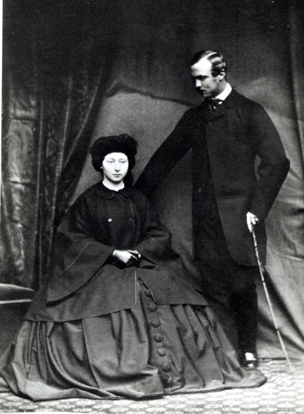 Princess Alice and Prince Ludwig of Hesse, 1860 (b/w photo)  à Photographe anglais