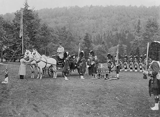 Queen Victoria presenting colours to the Cameron Highlanders à Photographe anglais
