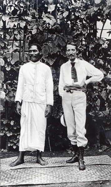Robert Louis Stevenson and his friend Tuimale Aliifono (b/w photo)  à Photographe anglais