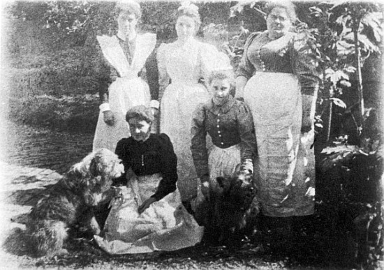 Sophia Farrell and maids à Photographe anglais