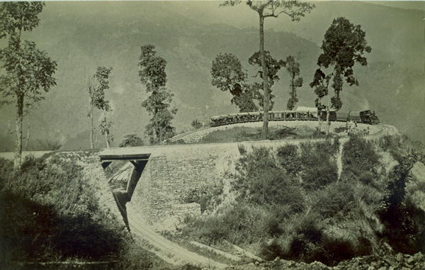 The loop at ''Agony Point'' at Tindharia on the Darjeeling Himalayan Railway, 1880s (albumen print)  à Photographe anglais