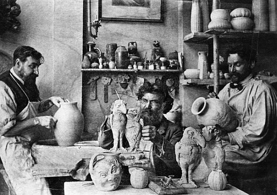 The Martin brothers in the studio at the Southall Pottery à Photographe anglais