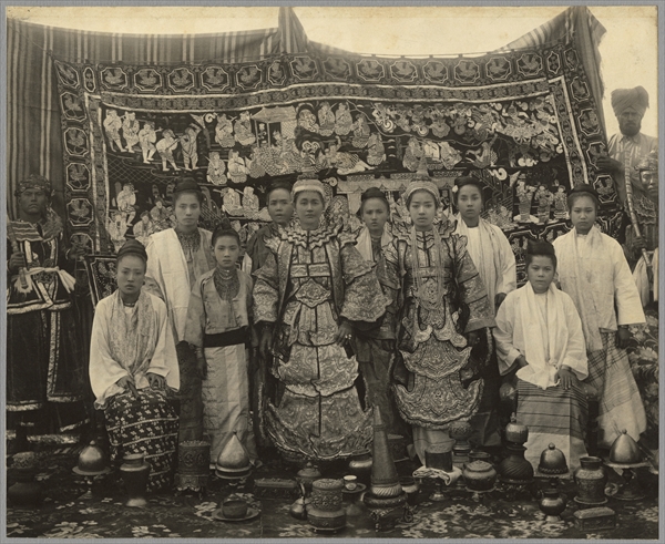 Theatre company, Burma, c.1910 (b/w photo)  à Photographe anglais