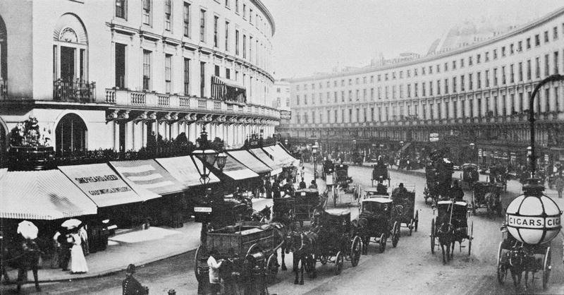 View of Regent Street, c.1884 (b/w photo)  à Photographe anglais