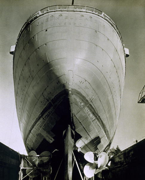 View of the RMS Queen Elizabeth, 1942 (b/w photo)  à Photographe anglais