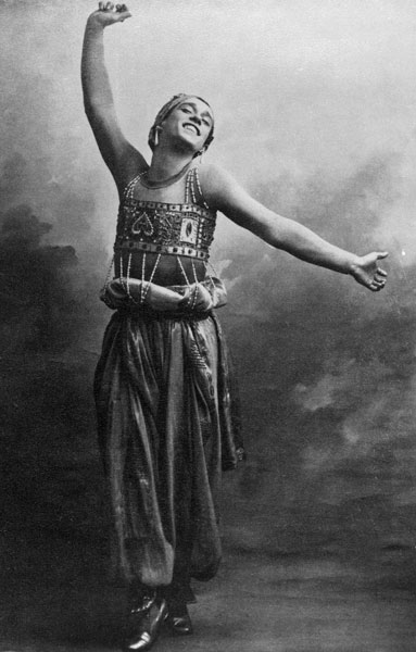 Vaslav Nijinsky in the role of the Black Slave from ''Scheherazade'', 1910 (b/w photo)  à Photographe français