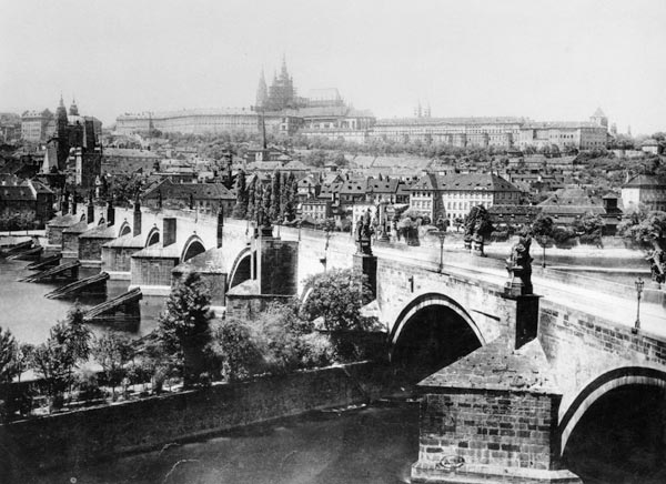 View of Prague showing the Imperial Palace (Hradschin) and the Charles Bridge, late 19th century (b/ à Photographe français