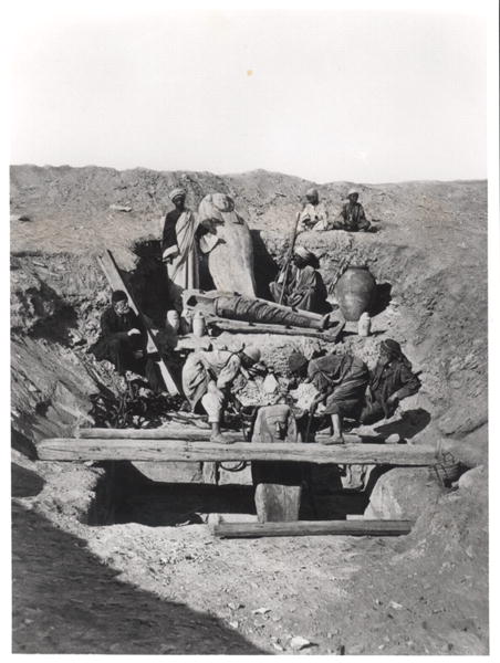 An excavation in Saqqara, from a book by Auguste Mariette (1821-81) published in 1893 (b/w photo)  à Photographe français