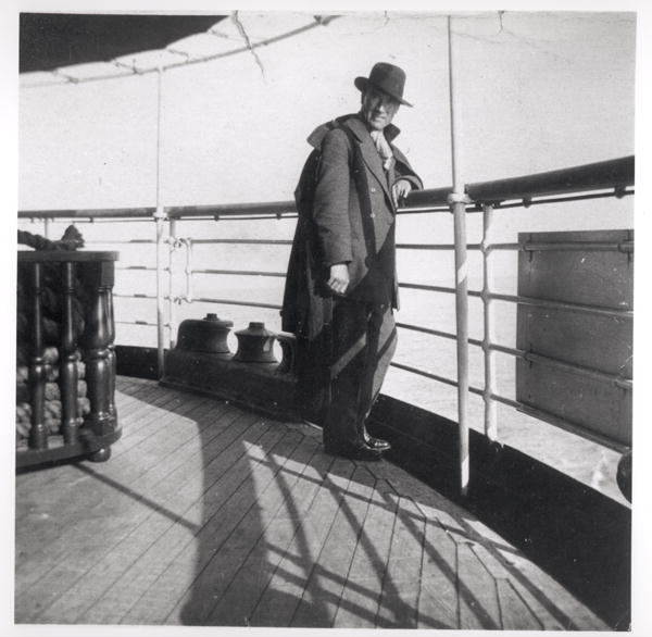 Andre Gide departing for Asia Minor (1869-1951) 1914 (b/w photo)  à Photographe français