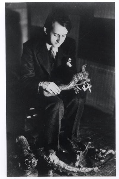 Andre Malraux (1901-76) at the Rue du Bac, Paris, c.1933 (b/w photo)  à Photographe français