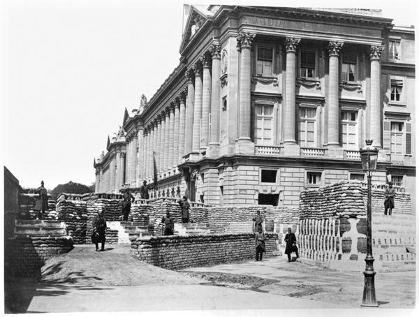 Barricade during the Commune of Paris, at the corner of Rue de Rivoli and Place de la Concorde, 1871 à Photographe français