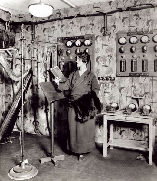 Beatrix Dussane in a radio recording studio, c.1936 (b/w photo)  à Photographe français