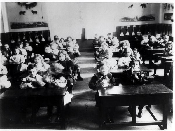 Children in a classroom (b/w photo)  à Photographe français