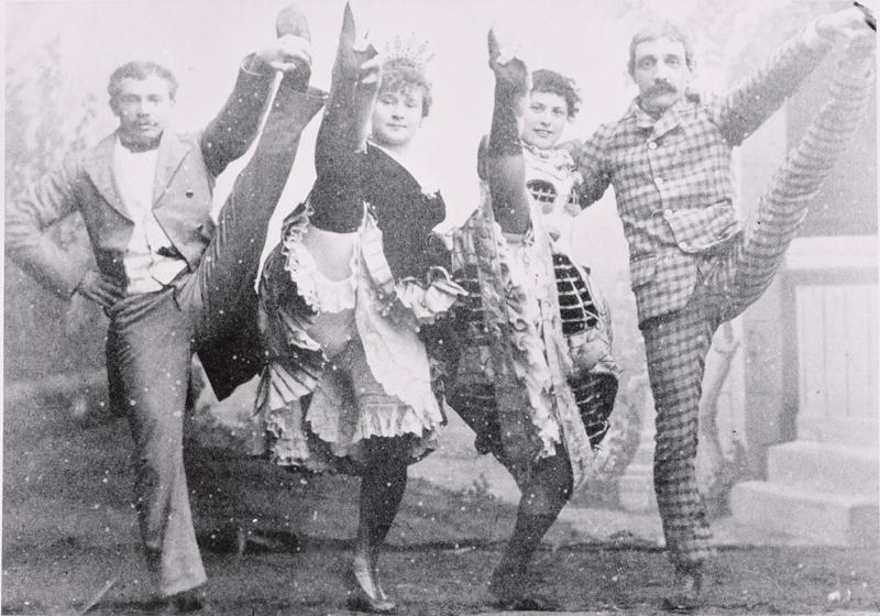 Dancing the Can-Can, late 19th century (b/w photo)  à Photographe français