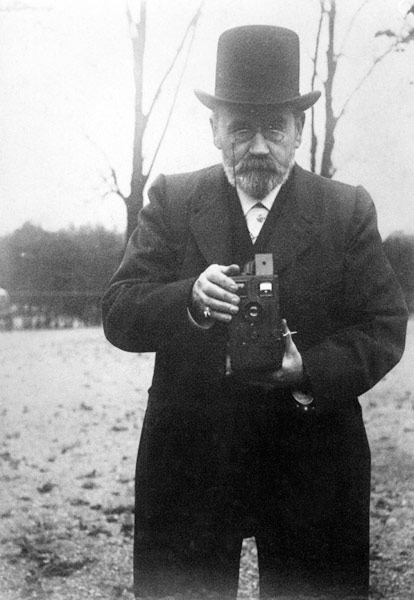 Emile Zola taking a photograph (b/w photo)  à Photographe français