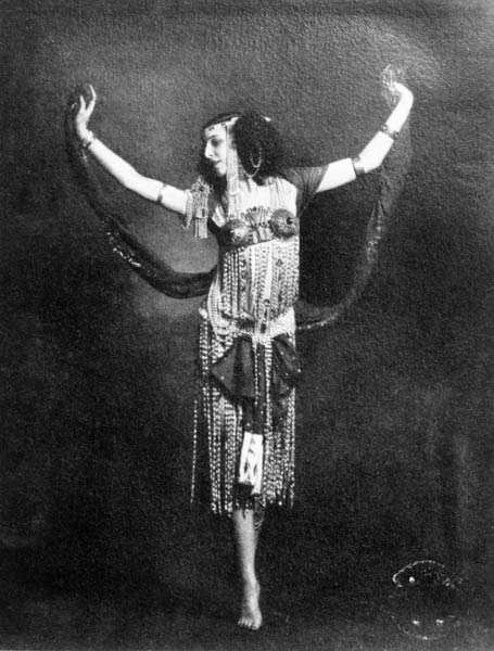 Ida Rubinstein in the role of Salome (b/w photo)  à Photographe français