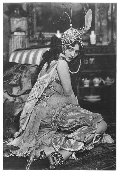 Ida Rubinstein (c.1885-1960) as Zobeide in ''Scheherazade'', c.1910 (b/w photo)  à Photographe français