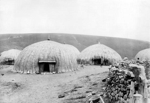 Kaffir Huts, South Africa, c.1914 (b/w photo)  à Photographe français