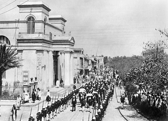 Military Parade, Saint-Louis, Senegal, c.1900 à Photographe français