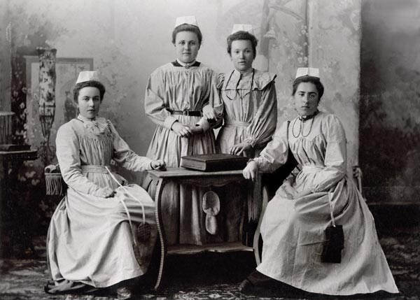 Nurses, c.1890 (b/w photo)  à Photographe français