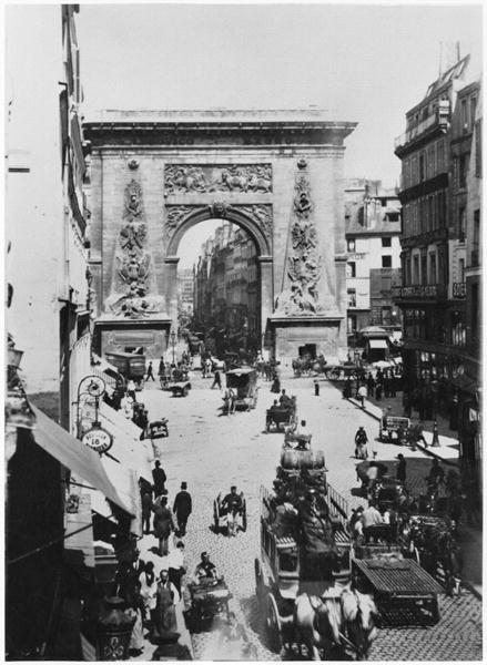 Porte Saint-Denis, Paris, 1880 (photo noir et blanc)  à Photographe français