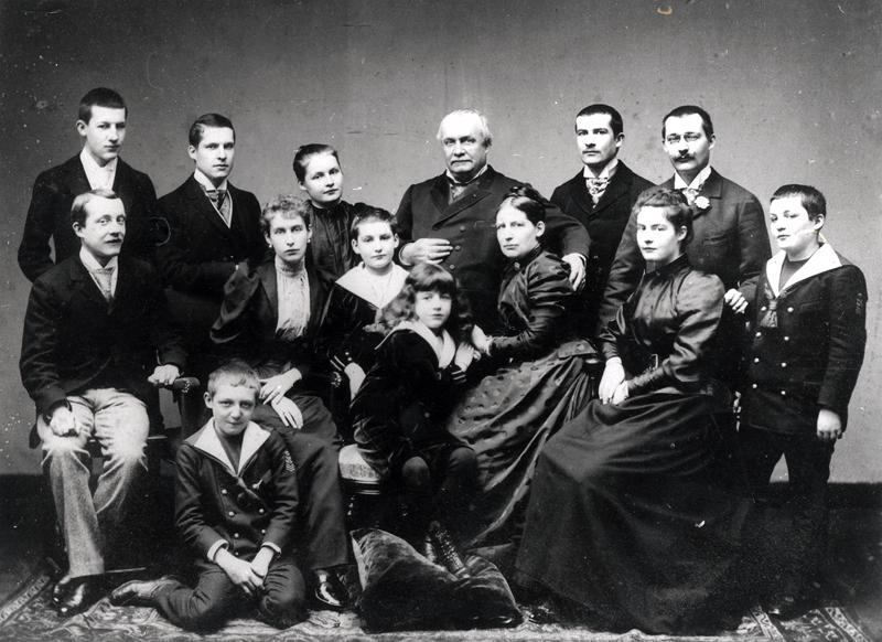 Portrait of a large family from Lyon, late 19th century (b/w photo)  à Photographe français