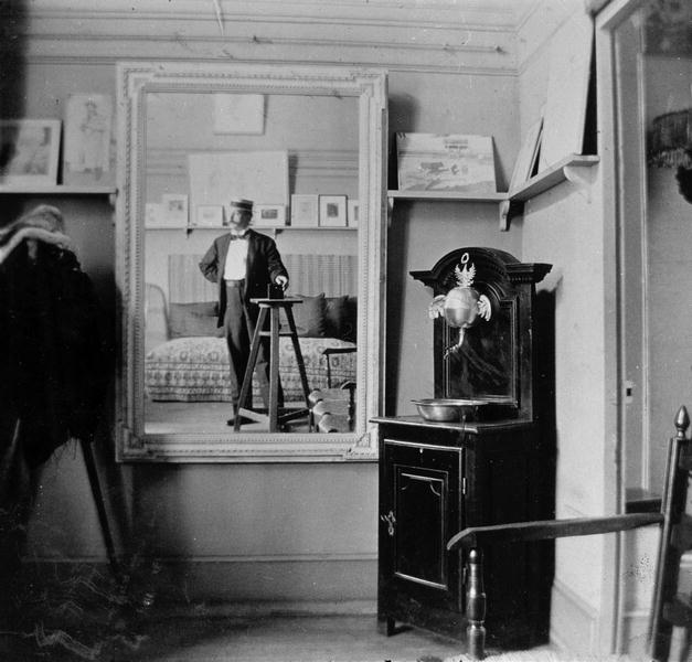 Portrait of a photographer in the studio of Henri de Toulouse-Lautrec (1864-1901) (b/w photo)  à Photographe français