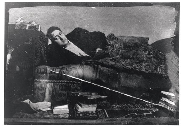 Portrait of Guillaume Apollinaire (1880-1918) reclining, c.1910 (b/w photo)  à Photographe français