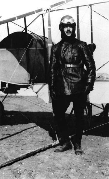 Roland Garros (1888-1918) standing beside his plane, 1915 (b/w photo)  à Photographe français
