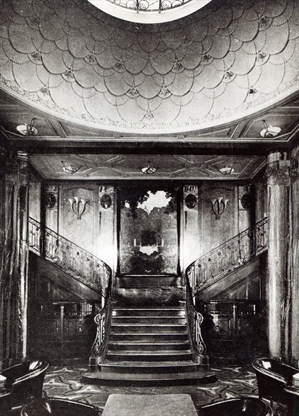 The 1st Class ''Smoking Room'' of the Ocean Liner ''Paris'', c.1925 (b/w photo)  à Photographe français