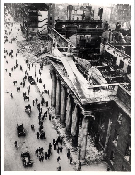 The Dublin General Post Office after the Easter Uprising of 1916 (b/w photo)  à Photographe français