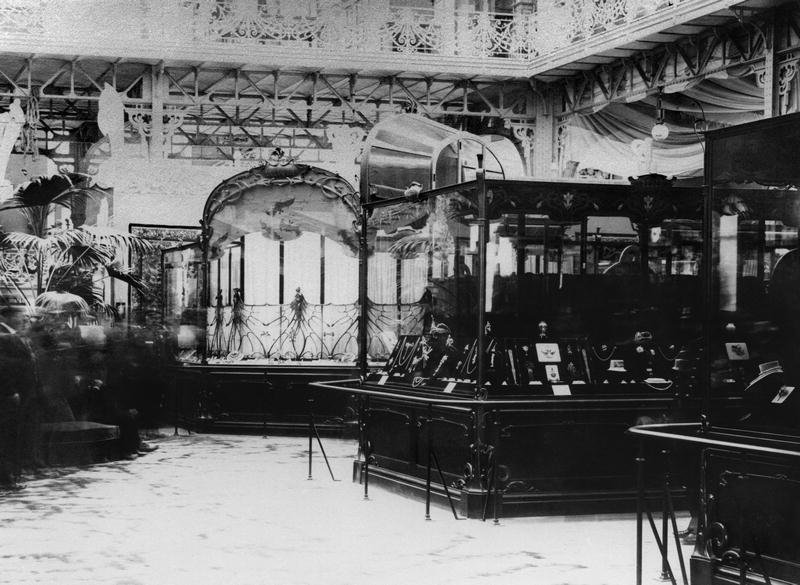 The Samuel Bing gallery exhibiting Rene Lalique (1860-1945) during the Universal Exhibition, Paris,  à Photographe français
