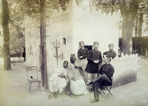 The Senegalese Village at the 1889 Universal Exposition in Paris (b/w photo)  à Photographe français
